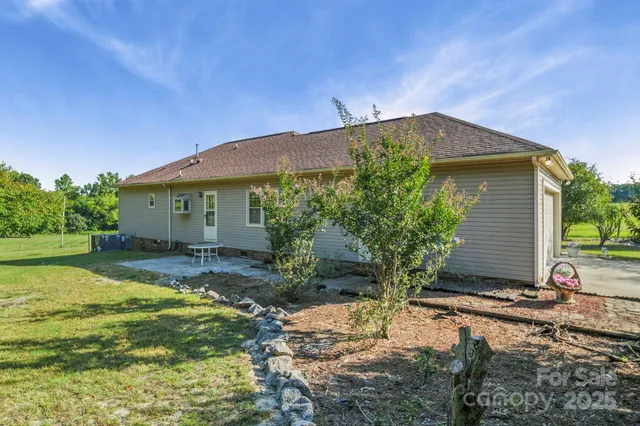 a view of a house with backyard and garden