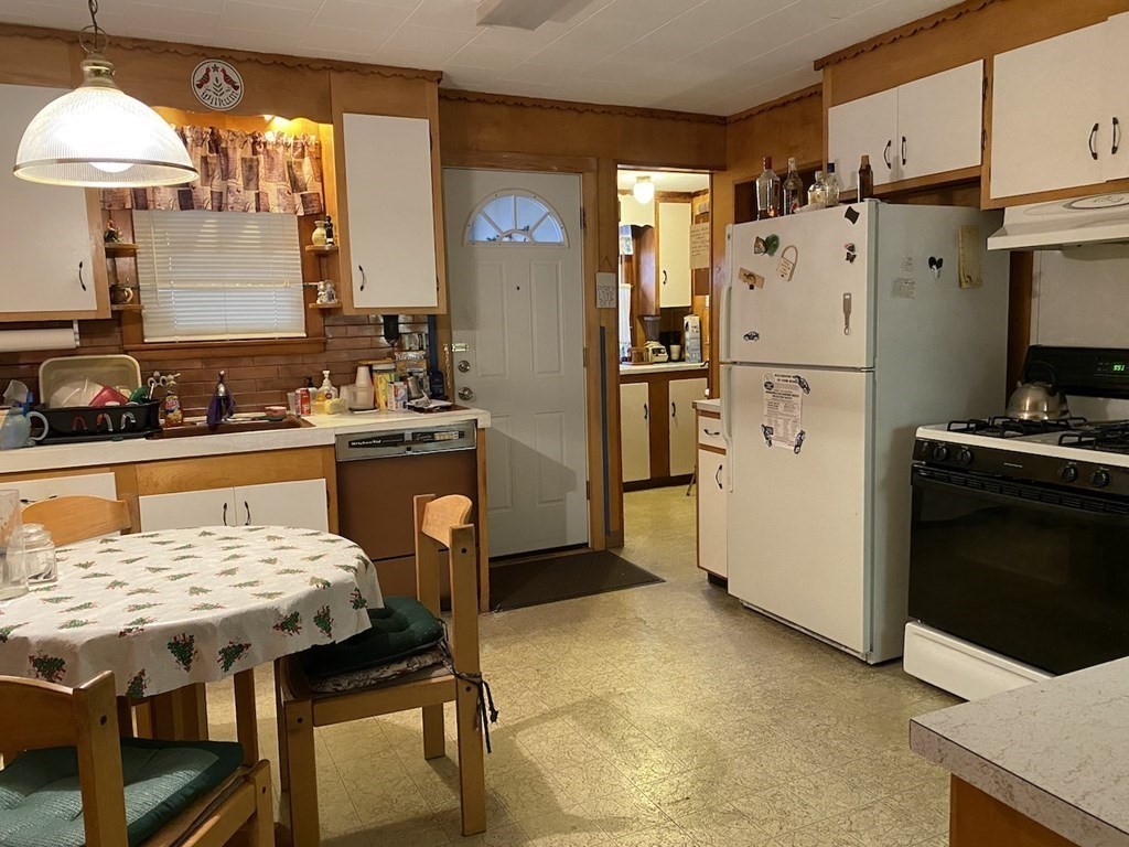 146 Windemere Street Springfield, MA 01104 - Photo 6 of 37 Gallery Image 6