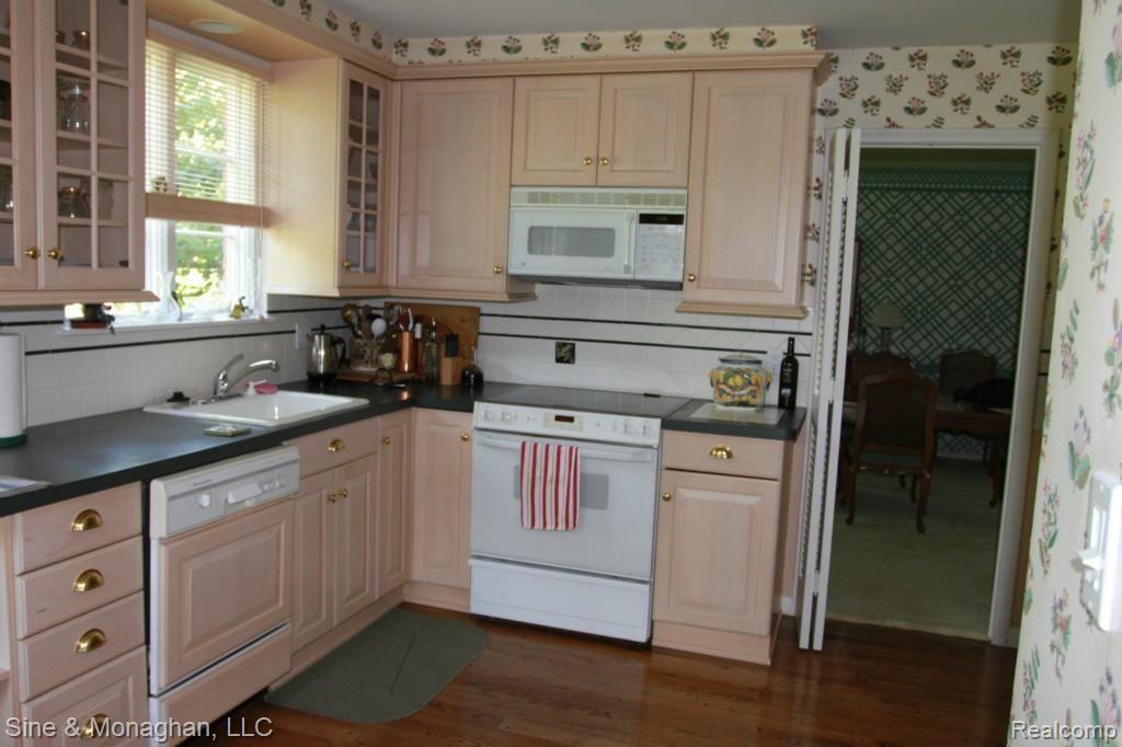506 Pemberton Road Grosse Pointe, MI 48230 - Photo 3 of 16 IMG_3585.jpg