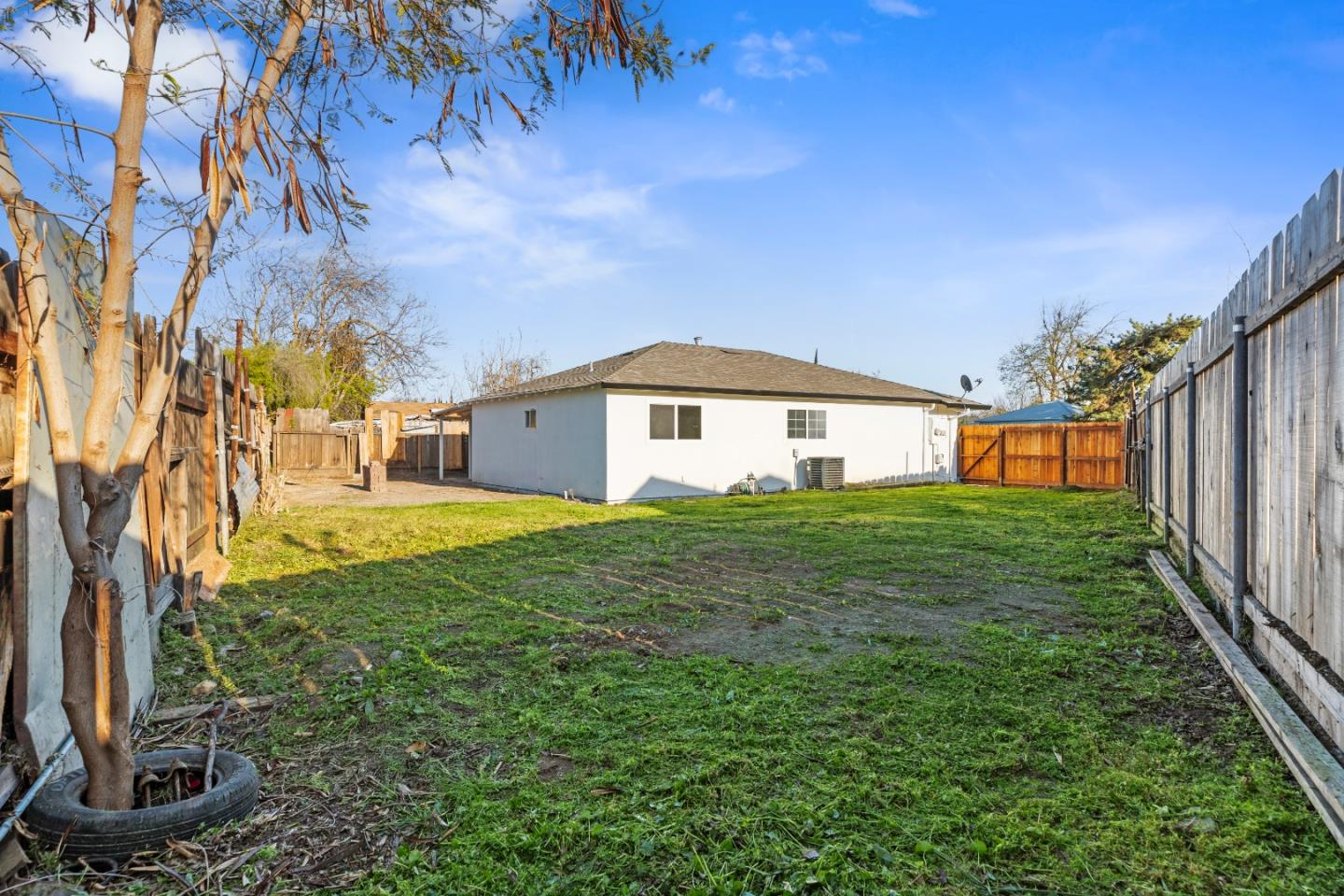 2425 Kildare Lane Modesto, CA 95354 - Photo 20 of 21 a backyard of a house with lots of green space