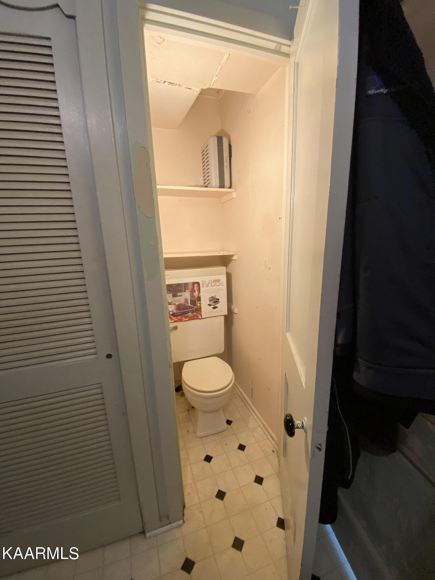 124 Outer Drive Oak Ridge, TN 37830 - Photo 18 of 25 Powder Room