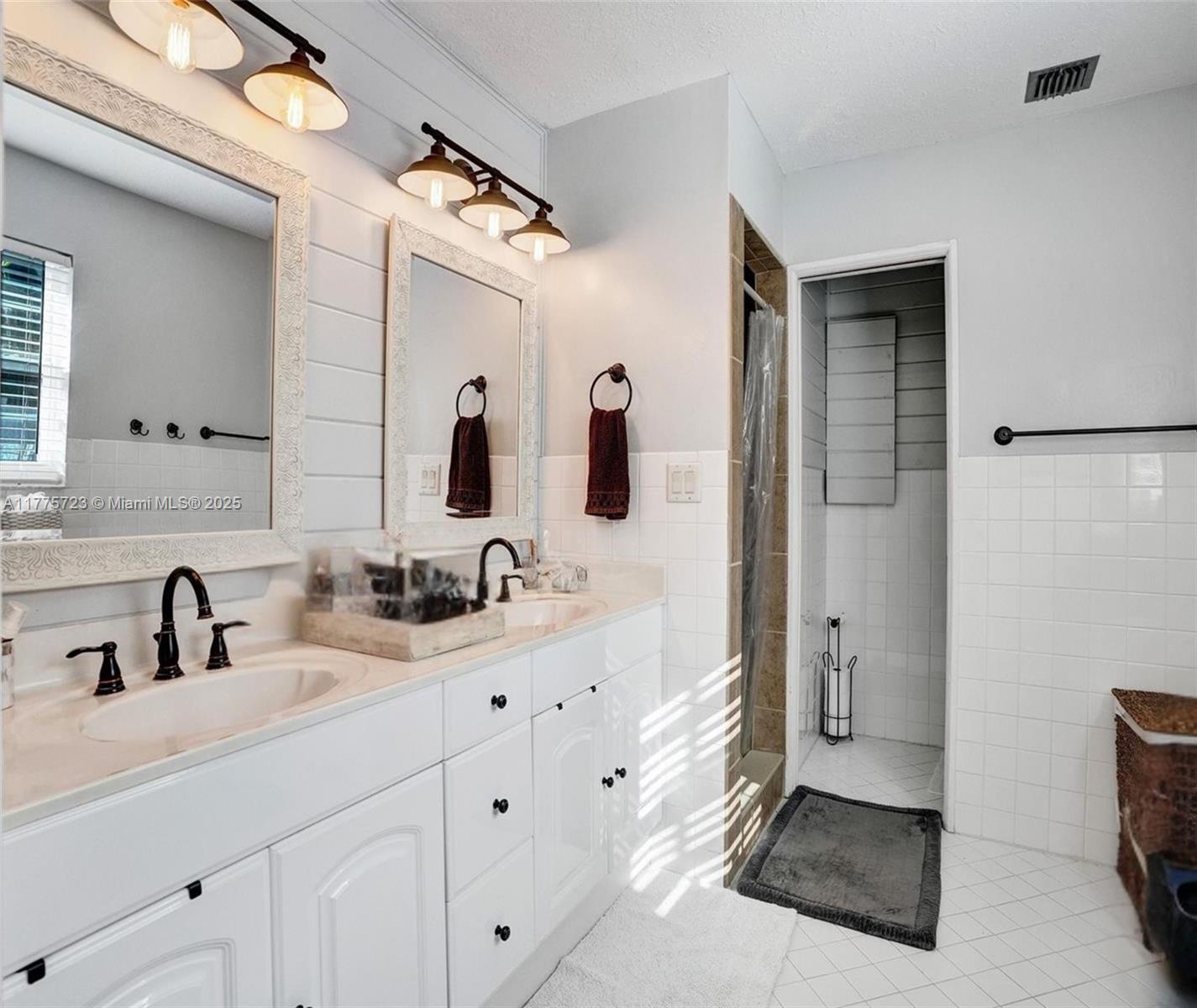 a en suite bathroom with double sink and a mirror