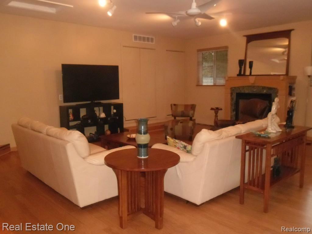 60065 Mt Vernon Road Rochester, MI 48306 - Photo 20 of 39 SAM_1004.jpg