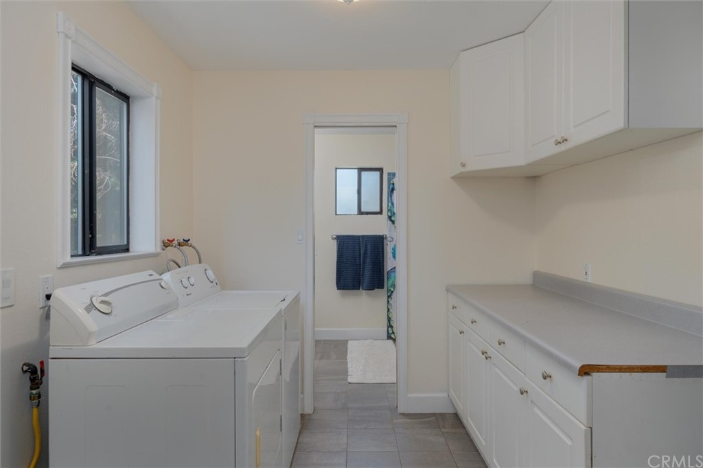 89 Glen Cir Drive Oroville, CA 95966 - Photo 25 of 32 a utility room with dryer and washer