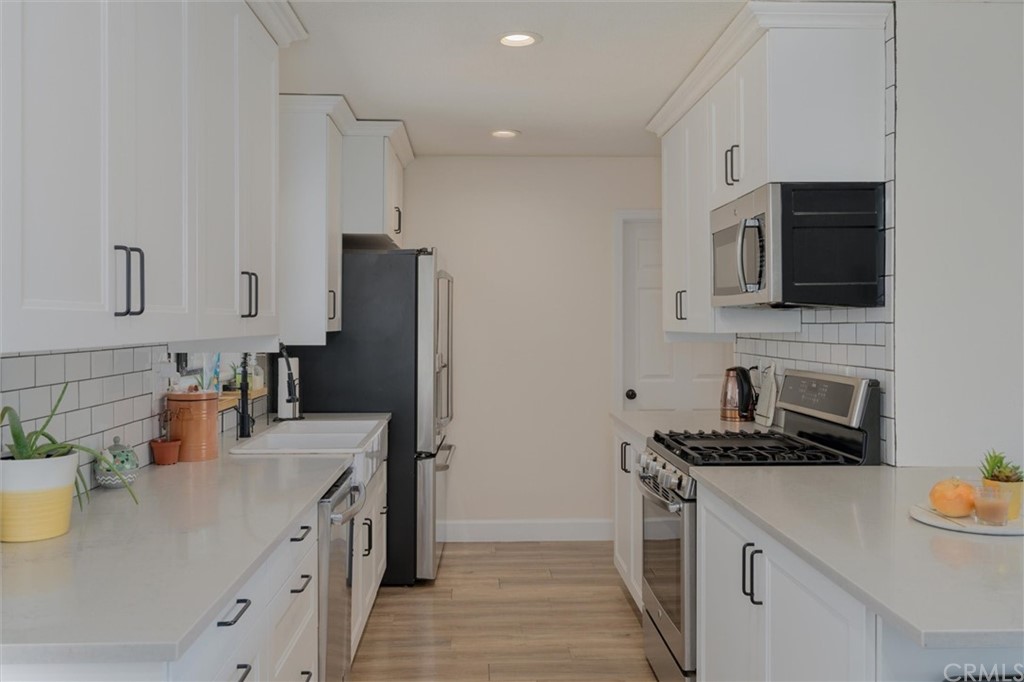 89 Glen Cir Drive Oroville, CA 95966 - Photo 9 of 32 a kitchen with stainless steel appliances a refrigerator sink and microwave