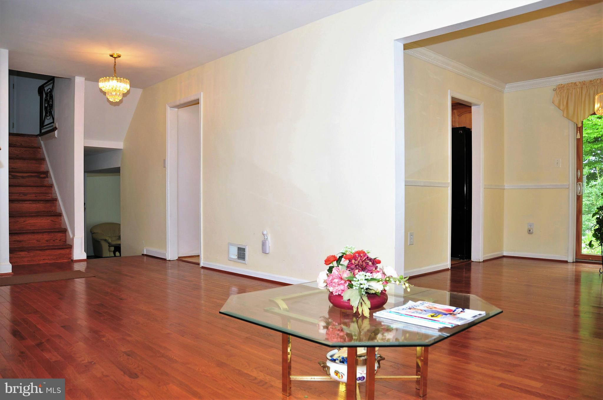 5356 Guinea Road Fairfax, VA 22032 - Photo 4 of 28 LIVING ROOM