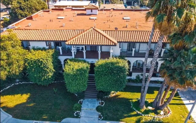 a view of a house with backyard and swimming pool