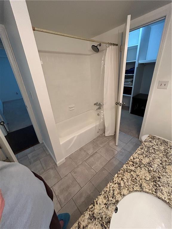 6851 Roswell Road, Unit O10 Atlanta, GA 30328 - Photo 9 of 20 a bathroom with a bathtub and a shower