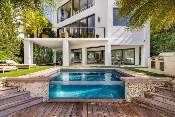 a view of an house with backyard space and balcony