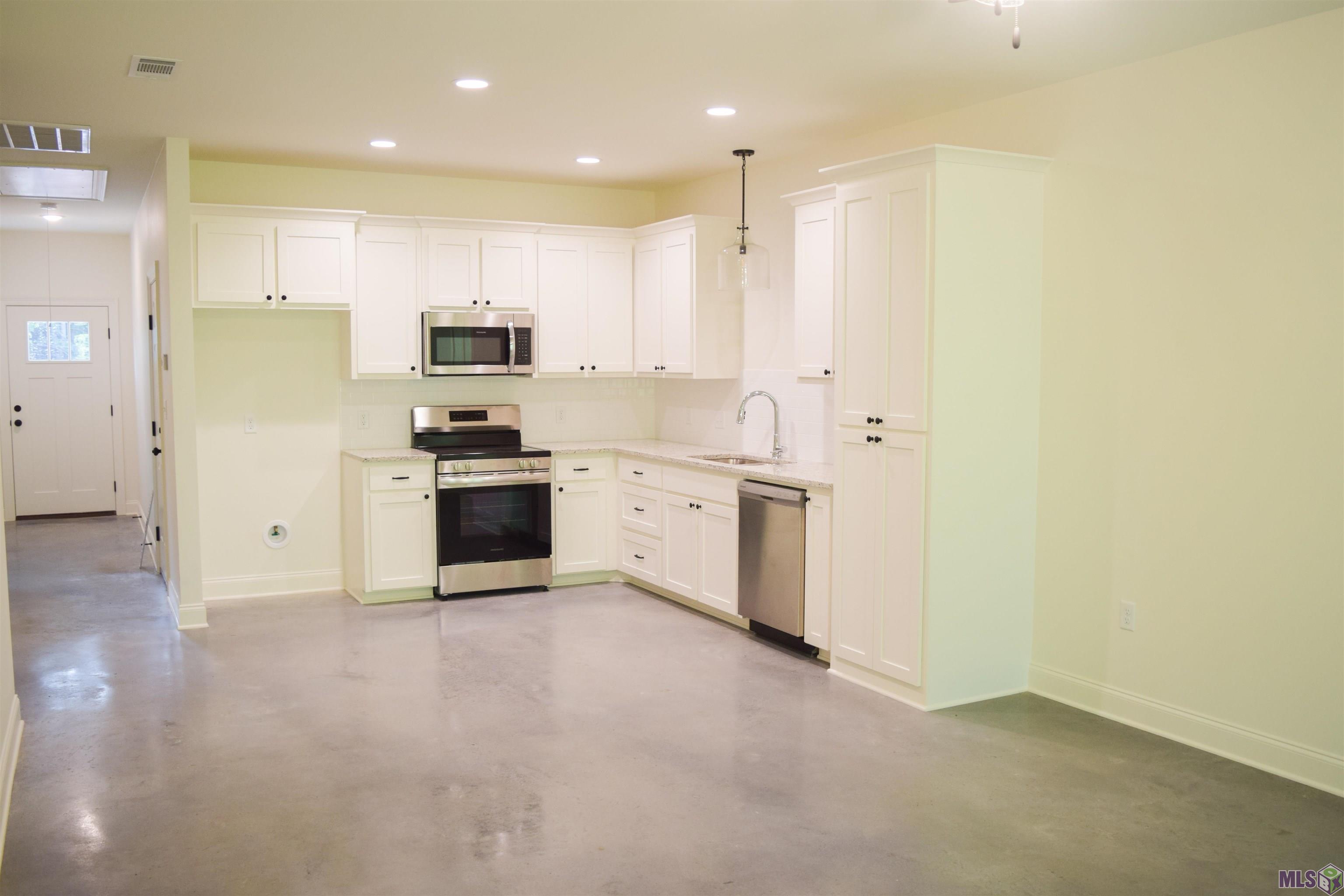 8073 Arnold Road, Unit 2B Denham Springs, LA 70726 - Photo 2 of 6 Kitchen
