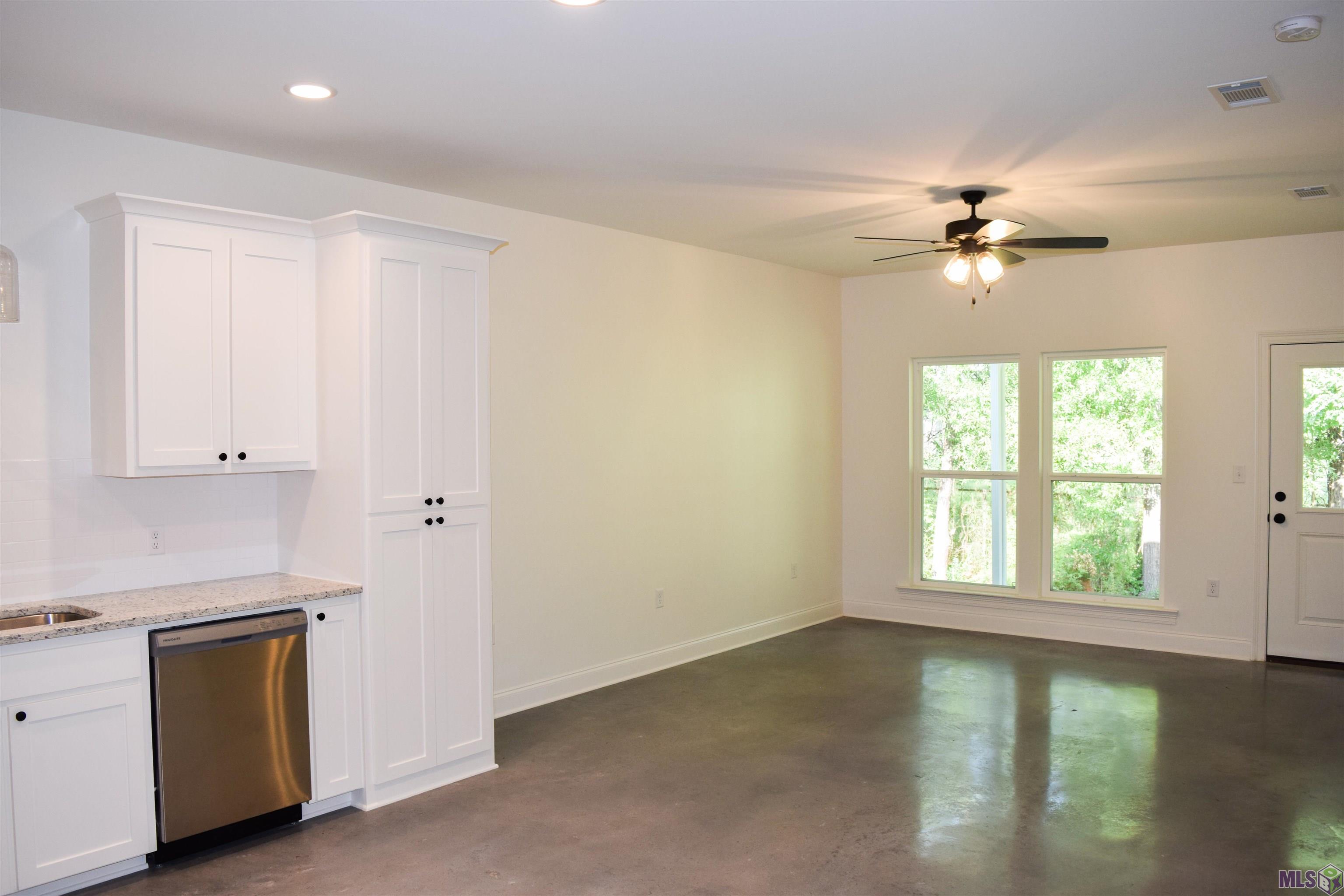8073 Arnold Road, Unit 2B Denham Springs, LA 70726 - Photo 3 of 6 Living Room