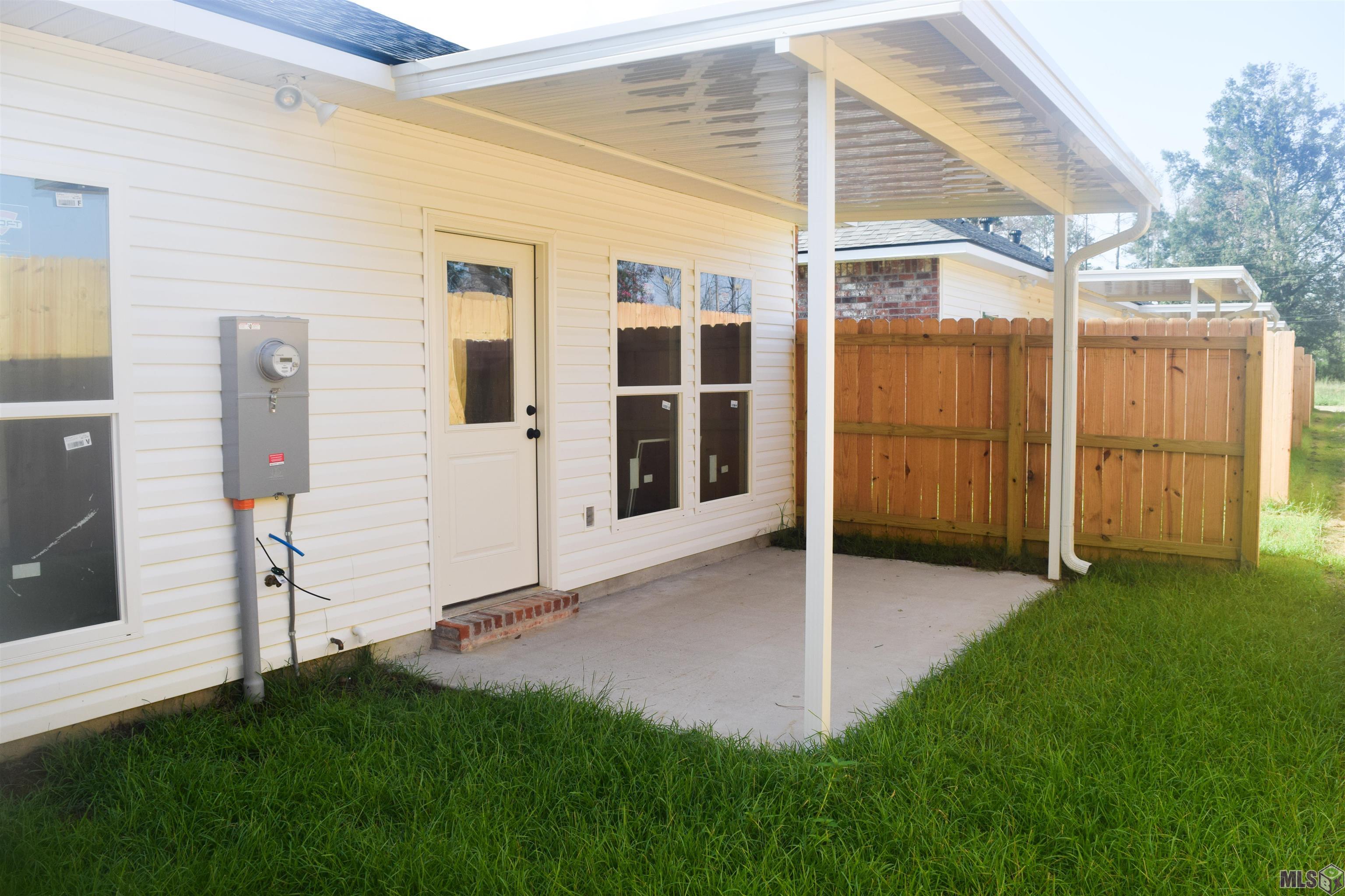 8073 Arnold Road, Unit 2B Denham Springs, LA 70726 - Photo 6 of 6 Backyard