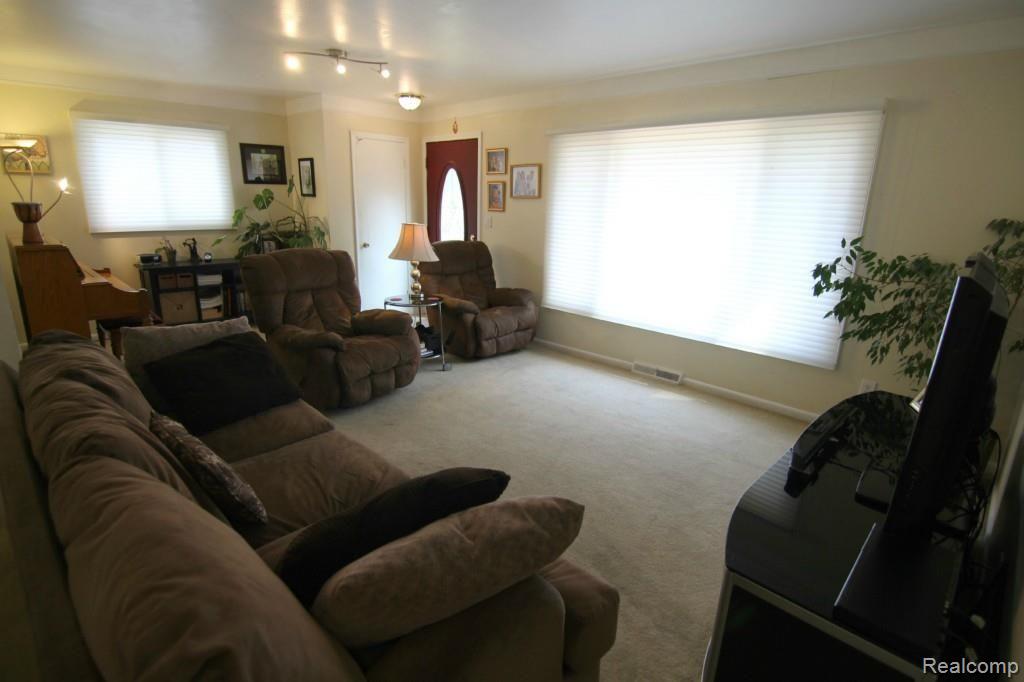 481 Thalia Avenue Rochester, MI 48307 - Photo 9 of 24 Thalia Ave Great Room 4.jpg