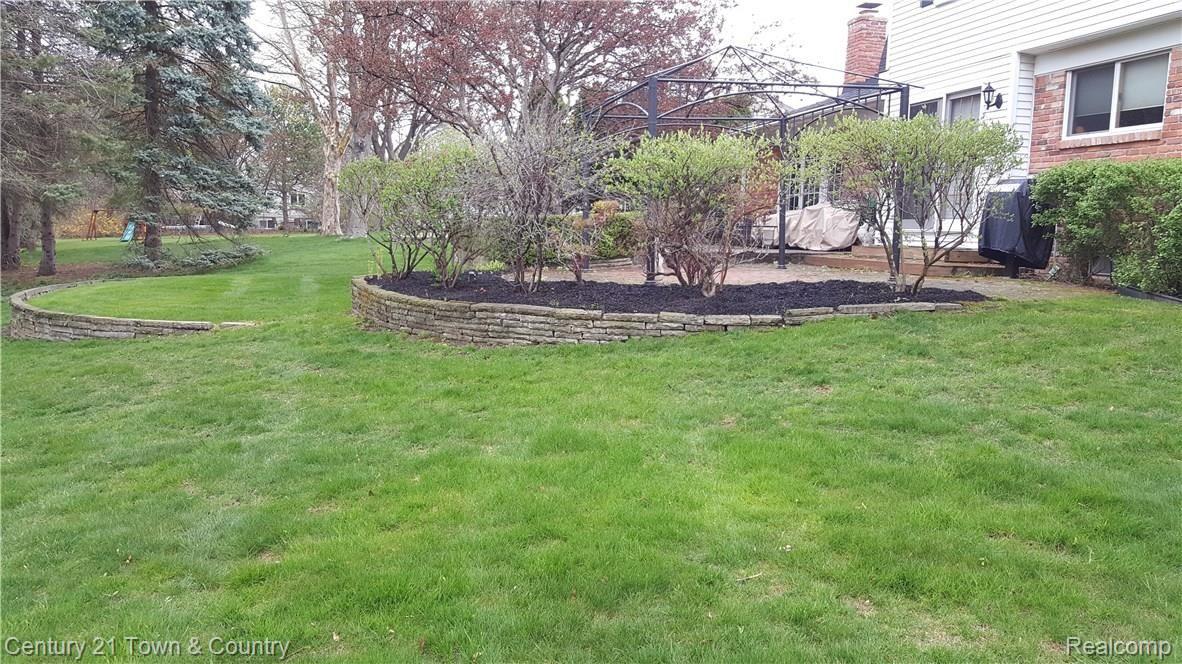 1400 Deerhurst Lane Rochester, MI 48307 - Photo 3 of 38 Backyard