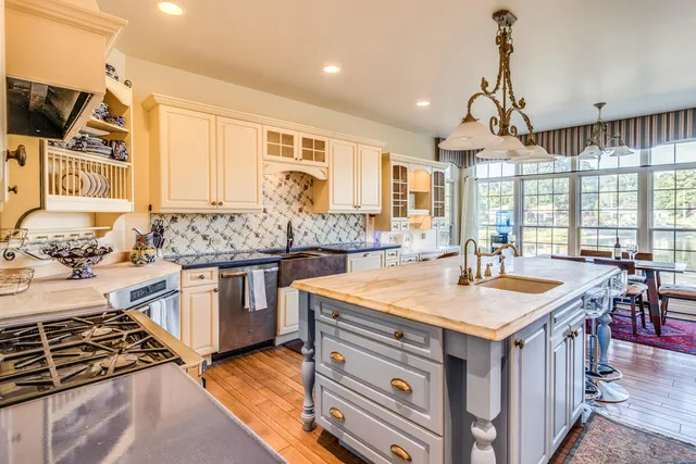 $675,000 | 1200 South Lakeside Drive, Battle Creek, MI 49015