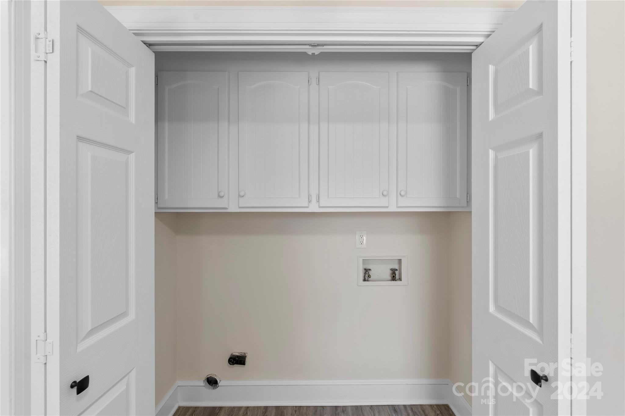 7802 Ridgeloch Place Charlotte, NC 28226 - Photo 11 of 31 a bathroom with a bathtub
