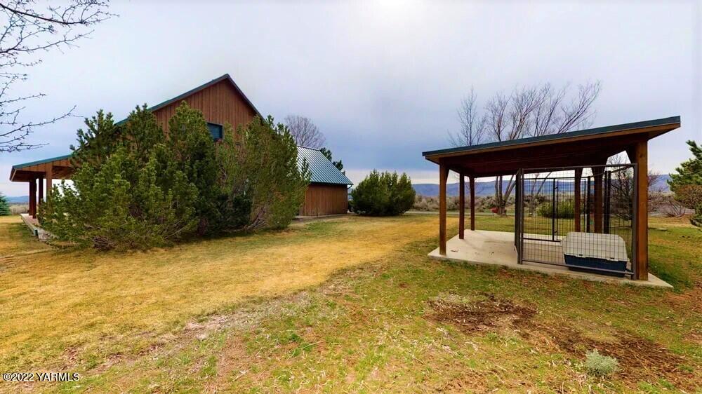 411 Red Tail Road Yakima, WA 98908 - Photo 25 of 64 a backyard of a house with lots of green space