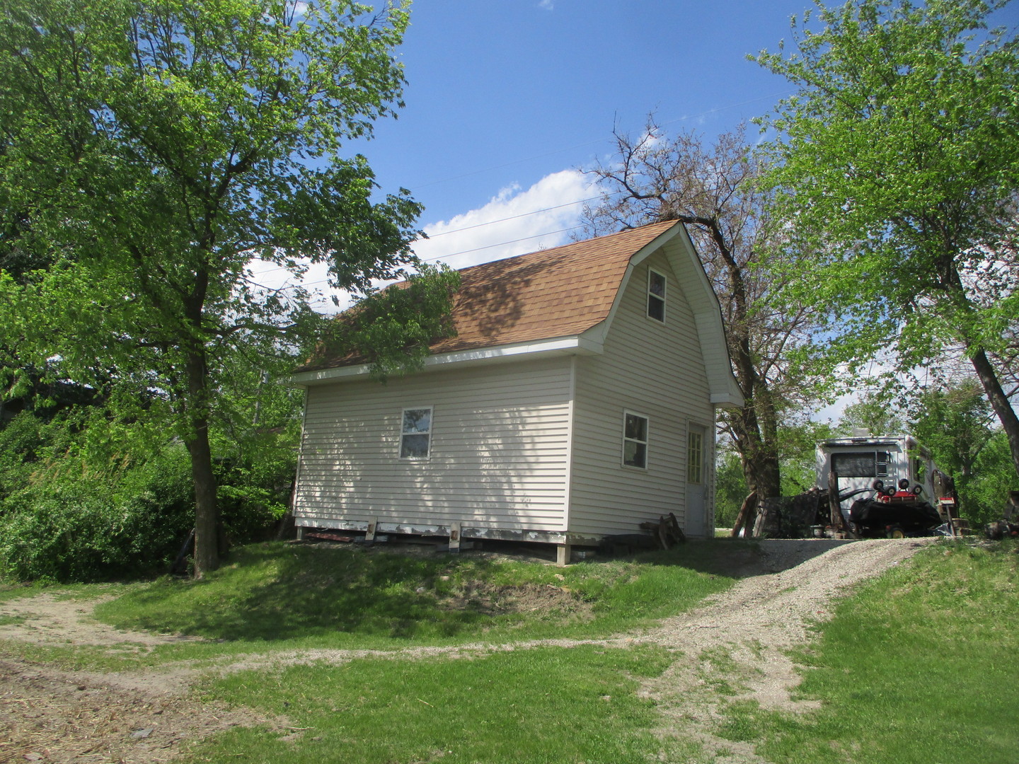 1864 North 2753rd Road Ottawa, IL 61350 - Photo 19 of 31 a house view with a garden space