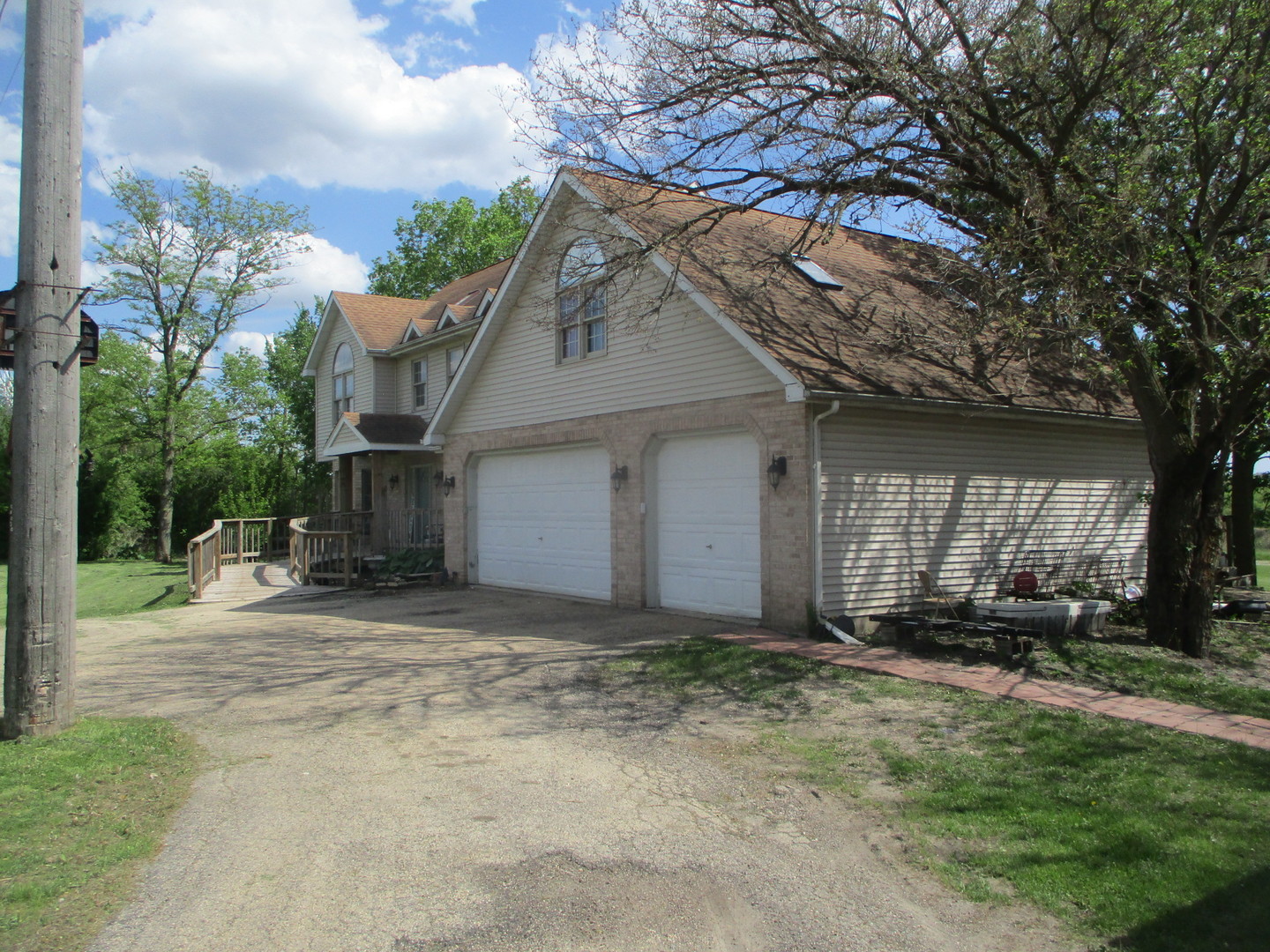1864 North 2753rd Road Ottawa, IL 61350 - Photo 25 of 31 a view of a house with a yard