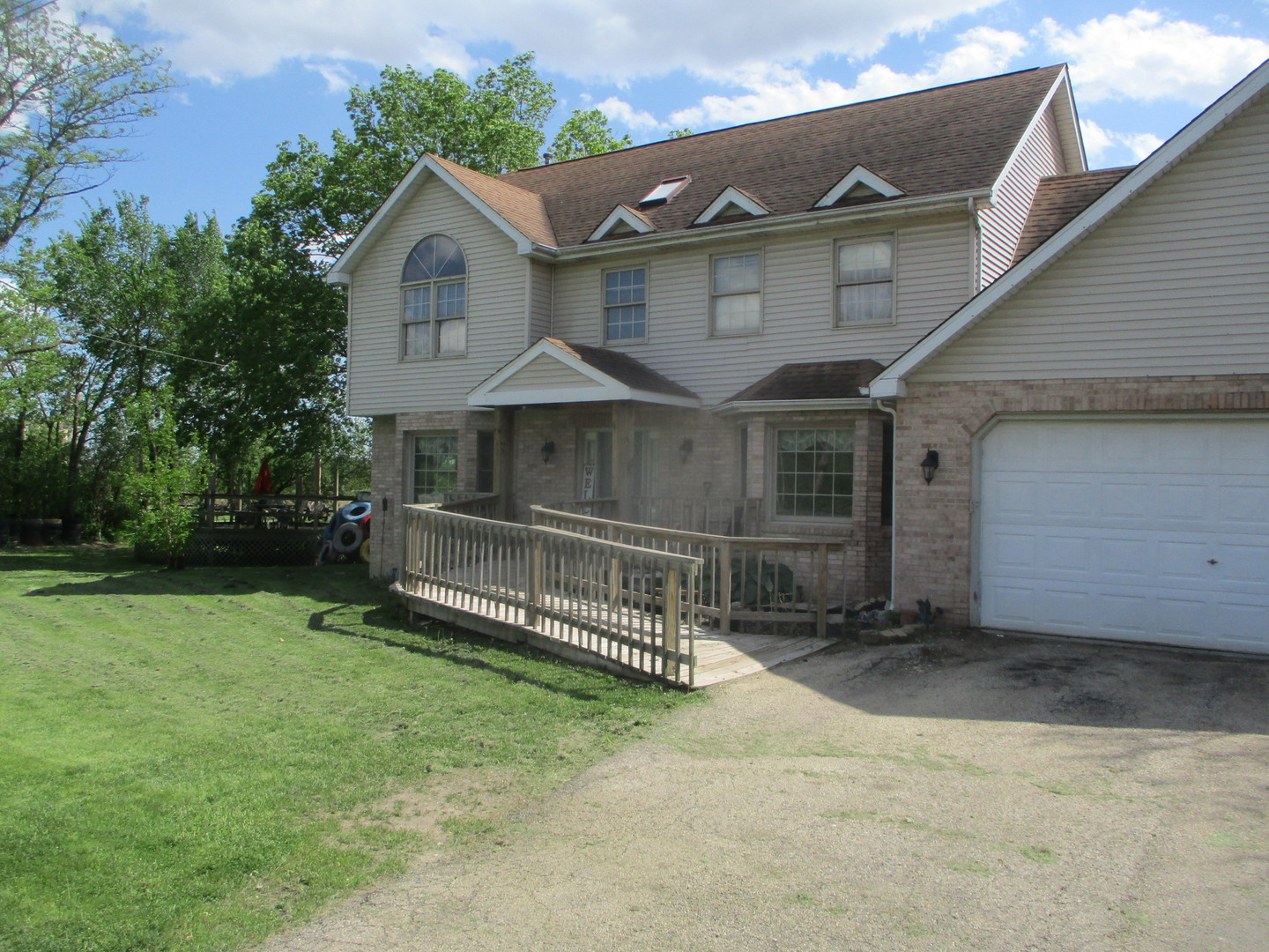 1864 North 2753rd Road Ottawa, IL 61350 - Photo 27 of 31 a front view of a house with a yard