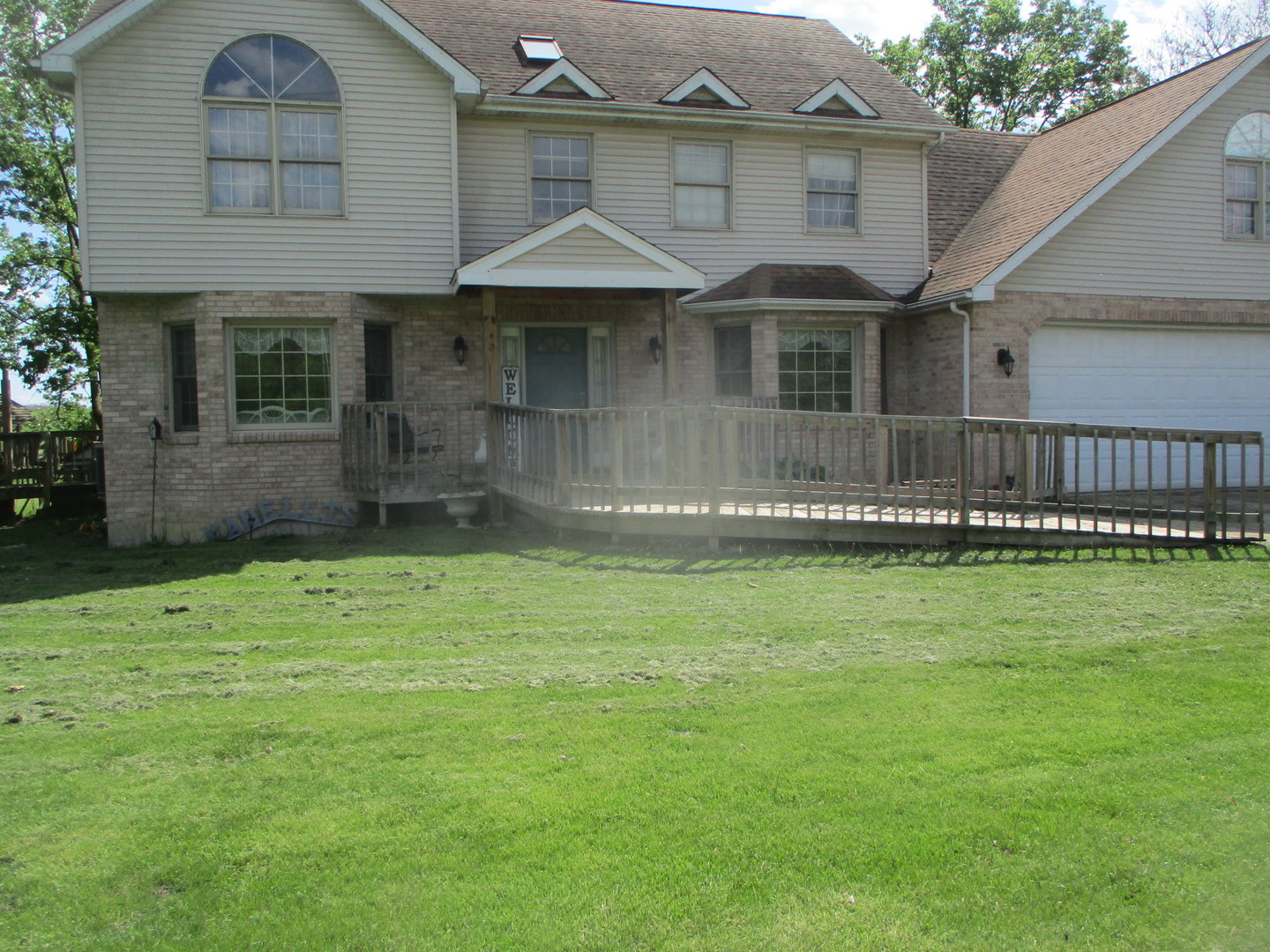 1864 North 2753rd Road Ottawa, IL 61350 - Photo 28 of 31 a front view of a house with a yard