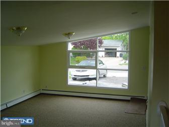 39 Vista Road Levittown, PA 19057 - Photo 4 of 12 Living Room