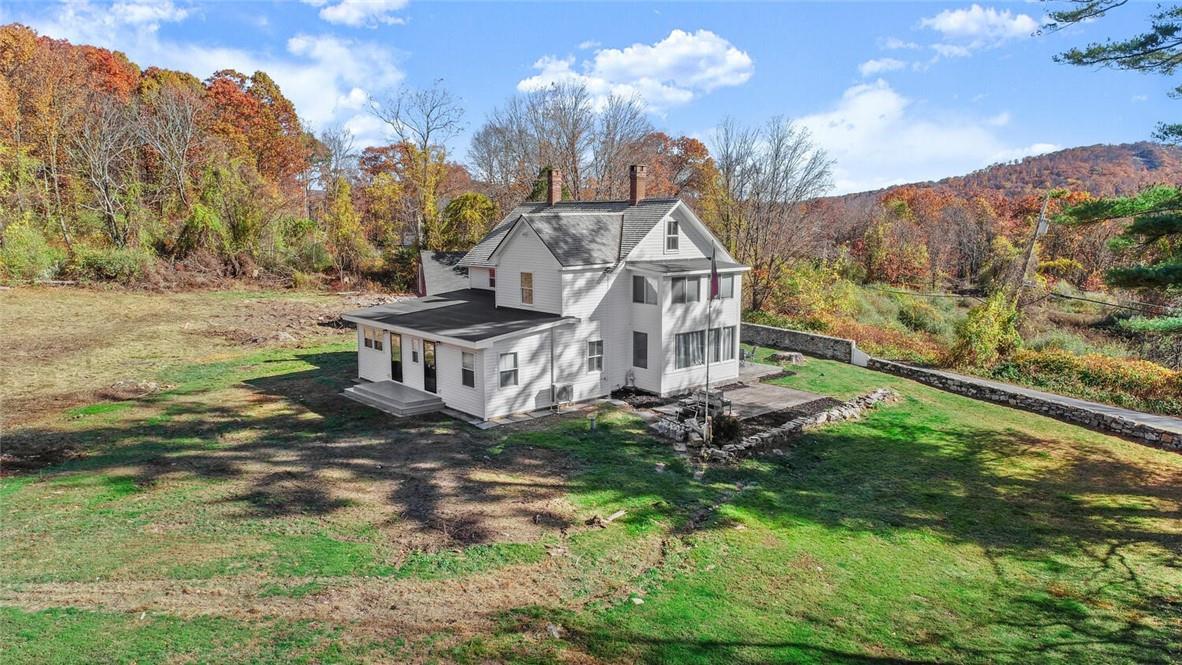 a view of a house with a yard