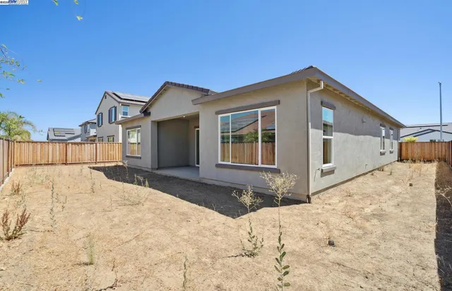 a view of backyard of the house