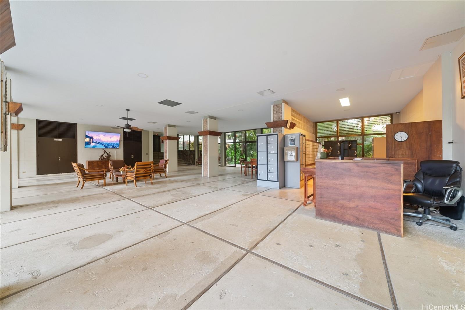 425 Ena Road, Unit B602 Honolulu, HI 96815 - Photo 13 of 16 a room with lots of table and chairs