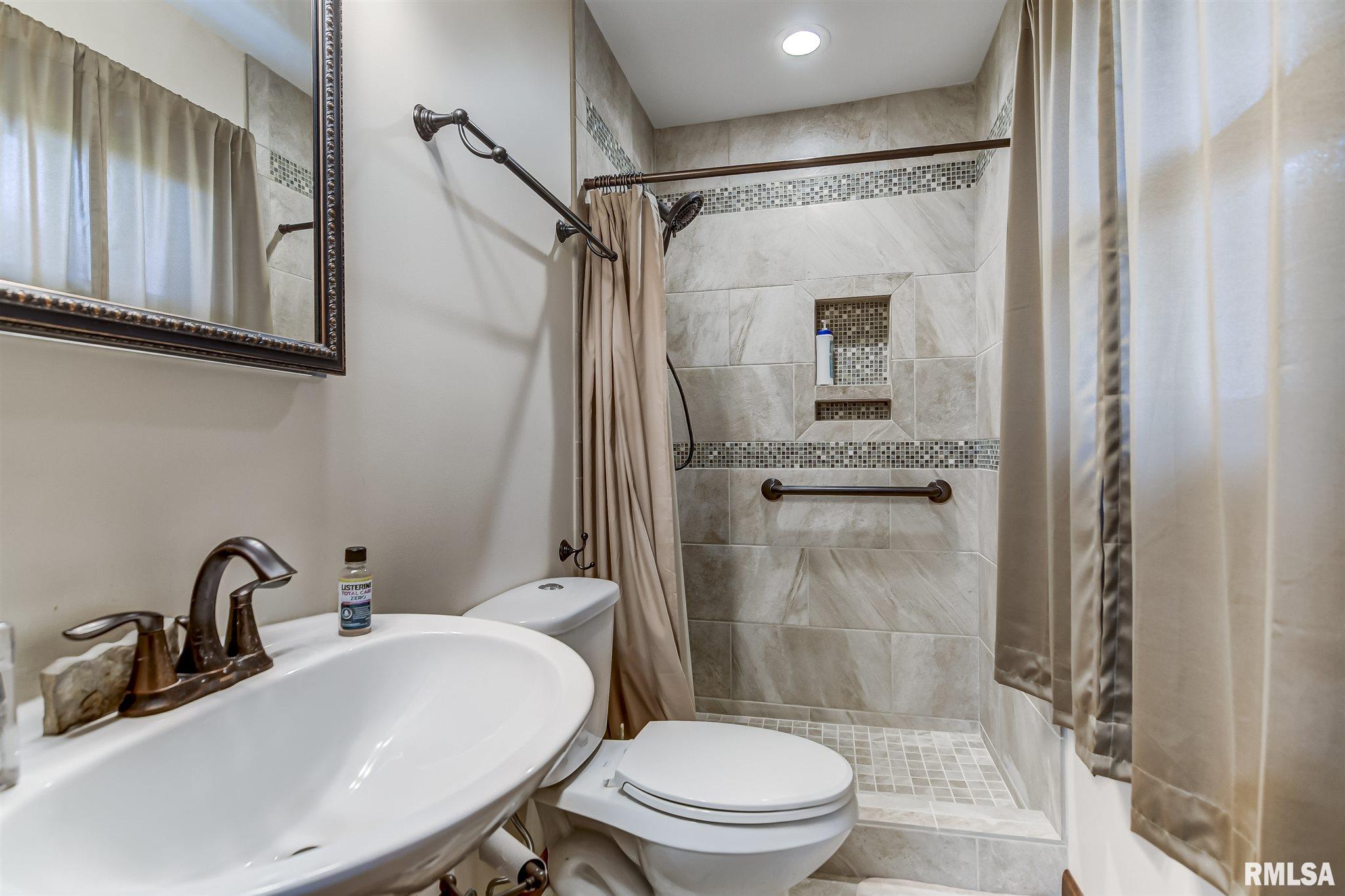 953 Flossmore Drive Springfield, IL 62711 - Photo 13 of 18 Gallery Image 13