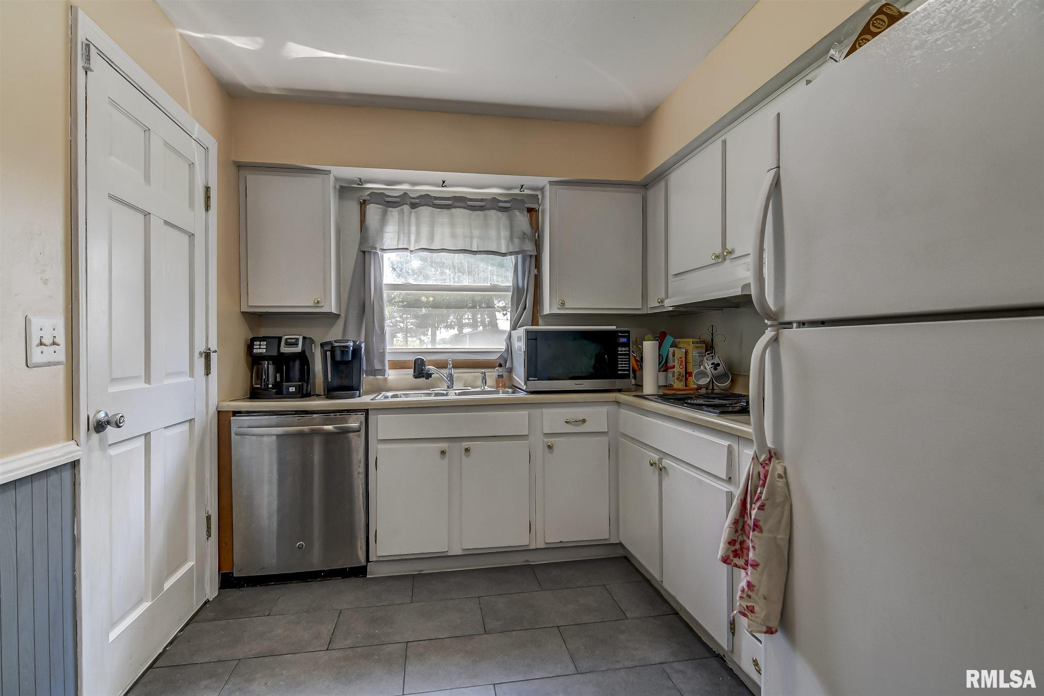 953 Flossmore Drive Springfield, IL 62711 - Photo 4 of 18 Gallery Image 4