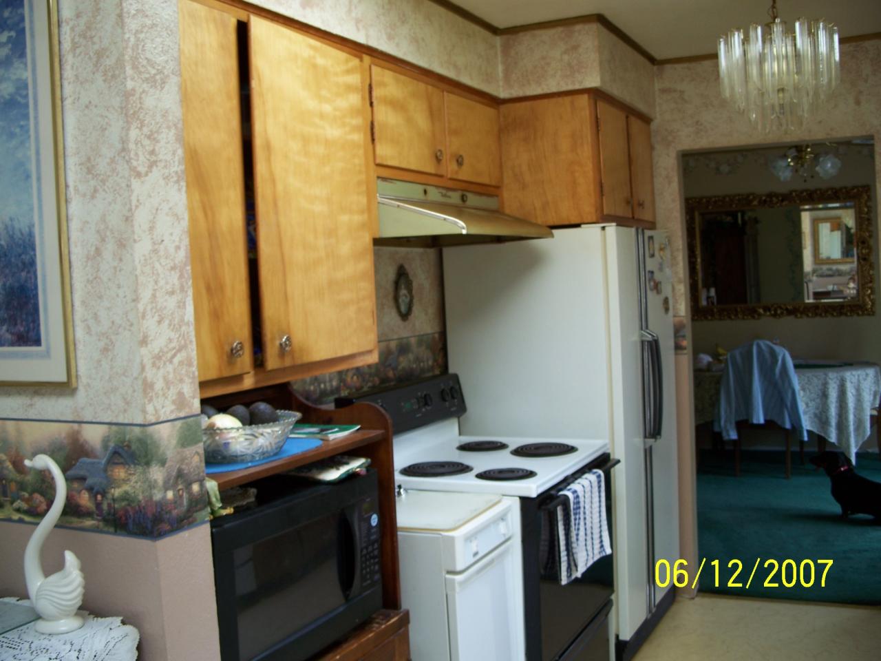 7301 Mieras Road Yakima, WA 98901 - Photo 5 of 12 a kitchen with a stove and a refrigerator