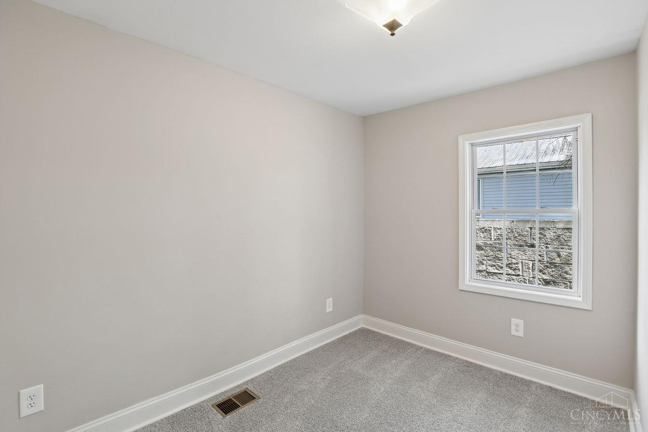 6015 Eleanor Street Cincinnati, OH 45227 - Photo 15 of 36