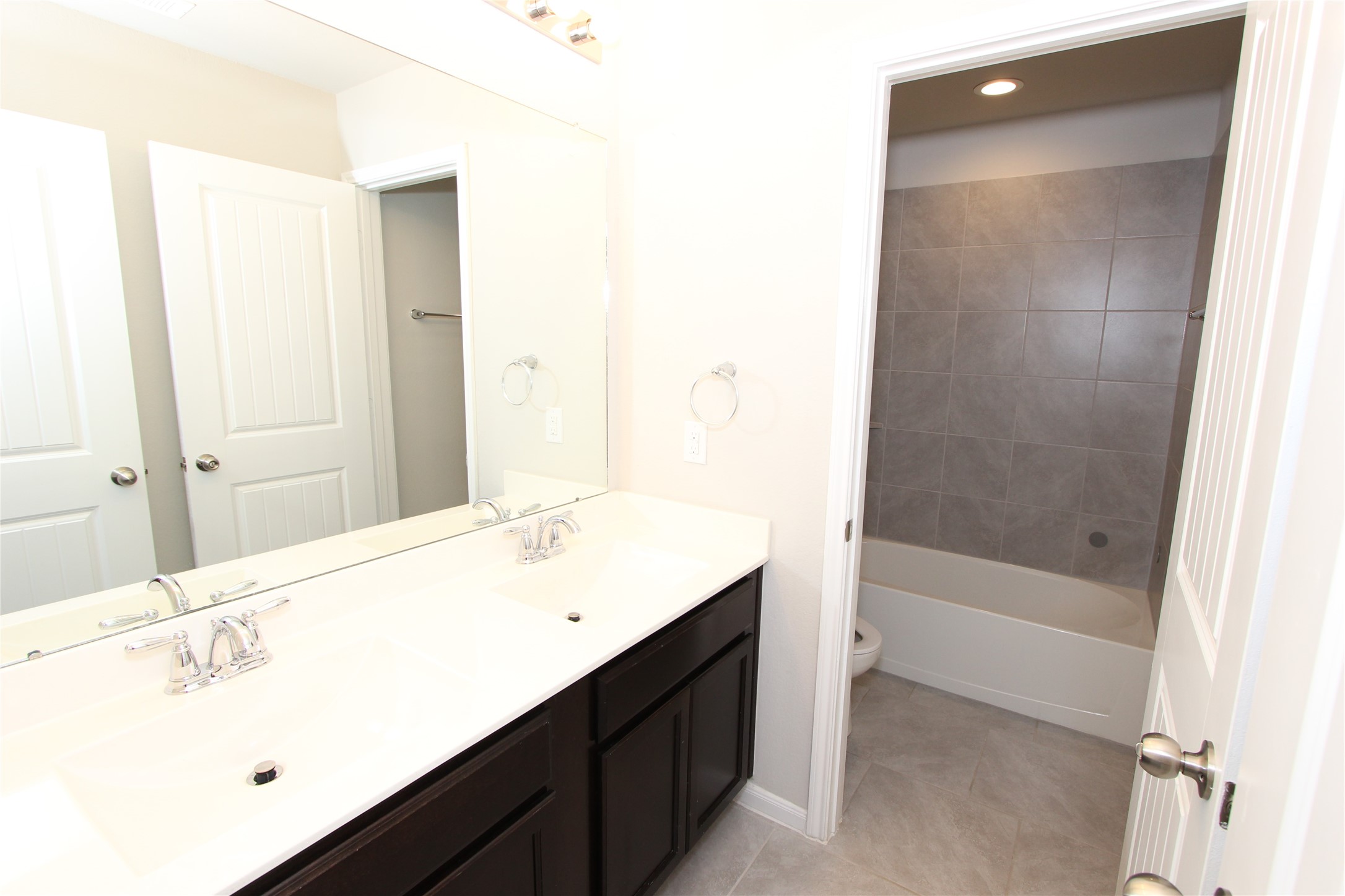 1303 Keaton Court Rosenberg, TX 77469 - Photo 14 of 22 a bathroom with a tub sink and mirror