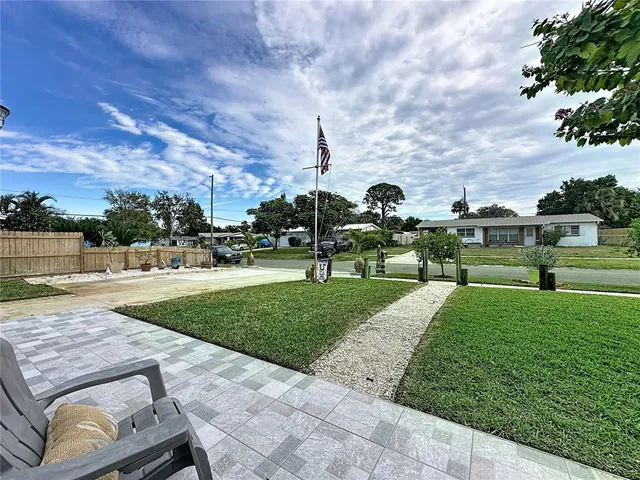 a view of a house with backyard and garden