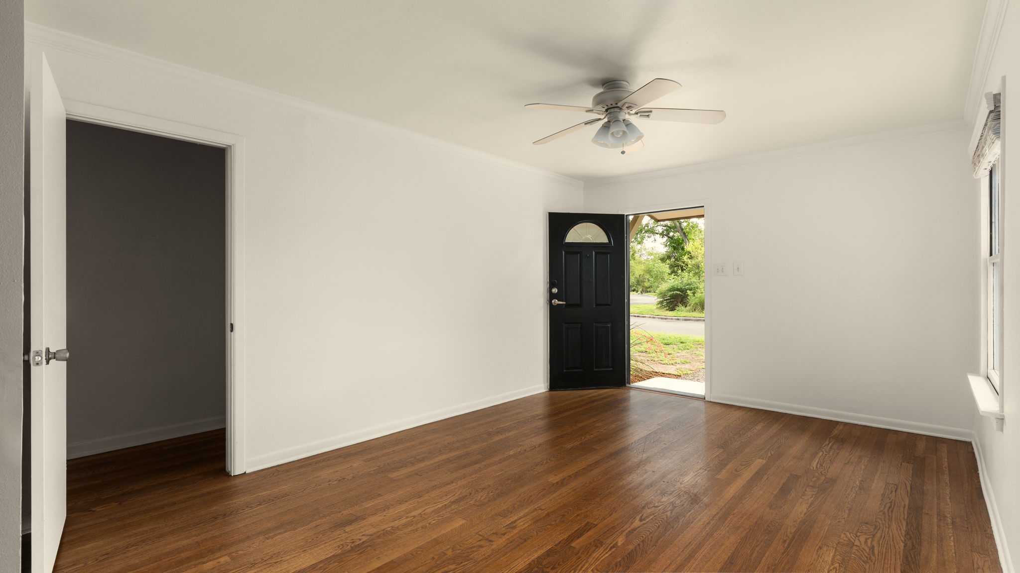 206 East Skyview Road Austin, TX 78752 - Photo 5 of 32 Rich hardwood floors welcome you into this airy living space, ready for personalization.