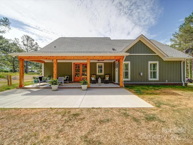 front view of house with a yard