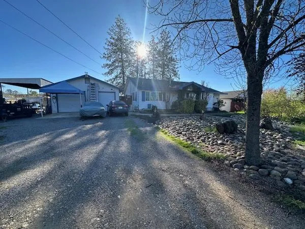 a view of a yard with a house