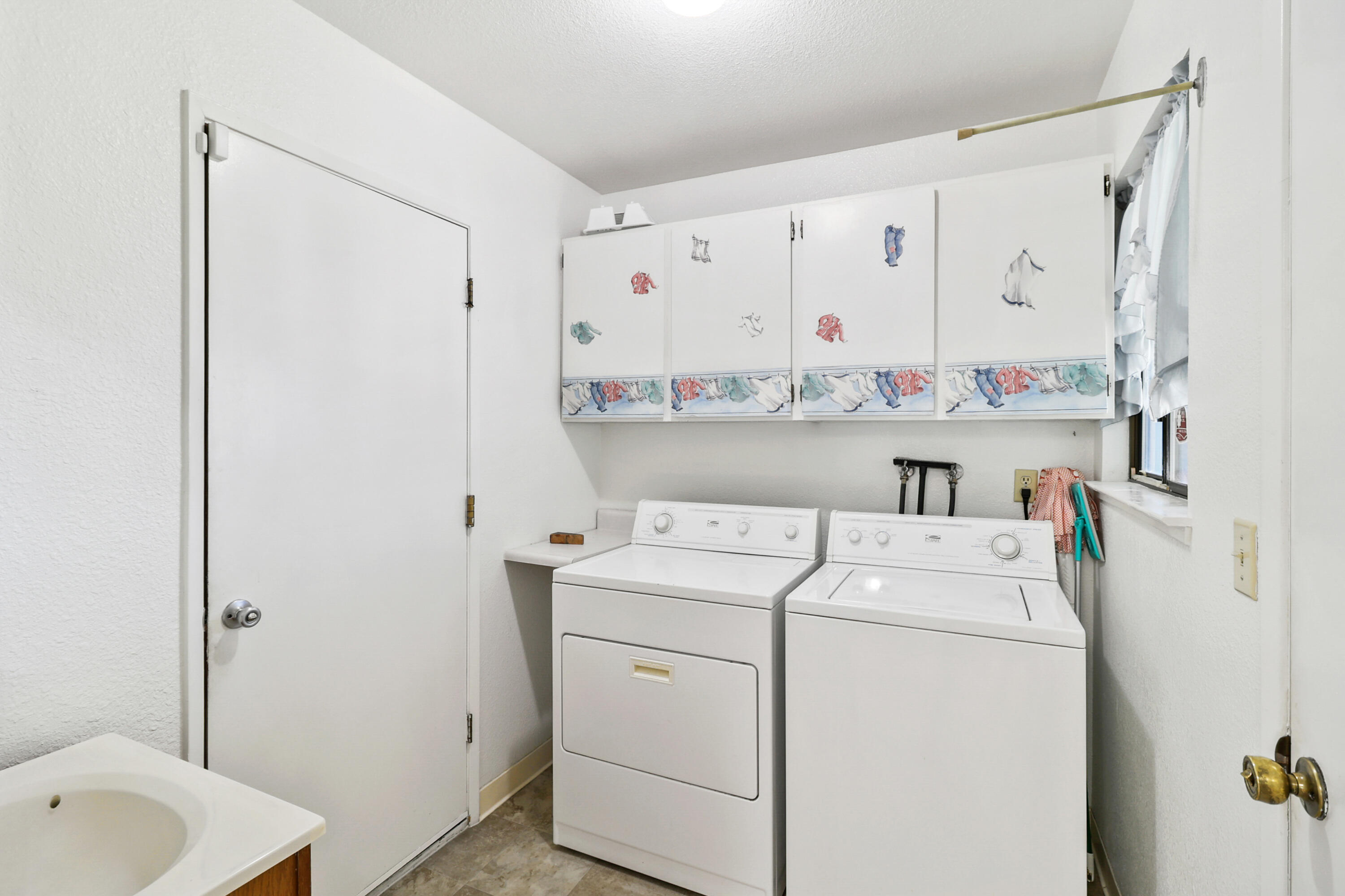 3295 Santa Rosa Way Redding, CA 96003 - Photo 39 of 55 Laundry Room