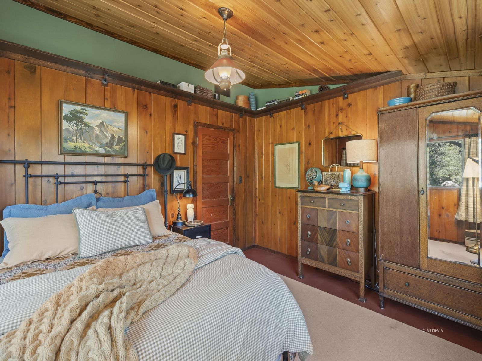 53241 Middleridge Drive Idyllwild, CA 92549 - Photo 30 of 48 a bedroom with a large bed and a chandelier