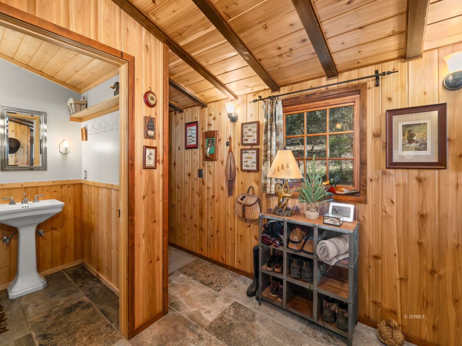 53241 Middleridge Drive Idyllwild, CA 92549 - Photo 31 of 48 a view of entryway of the house
