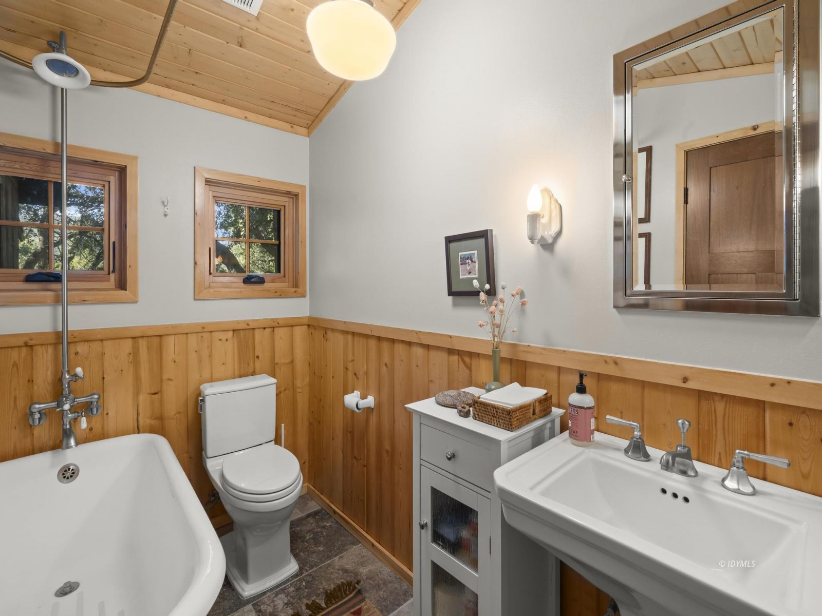 53241 Middleridge Drive Idyllwild, CA 92549 - Photo 32 of 48 a bathroom with a toilet sink and mirror