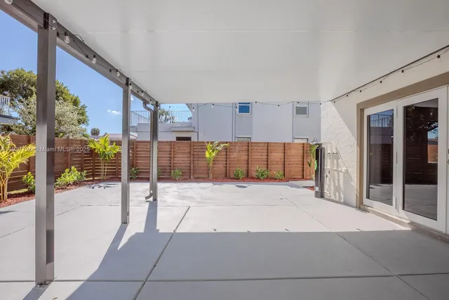 a view of empty room with a barbeque