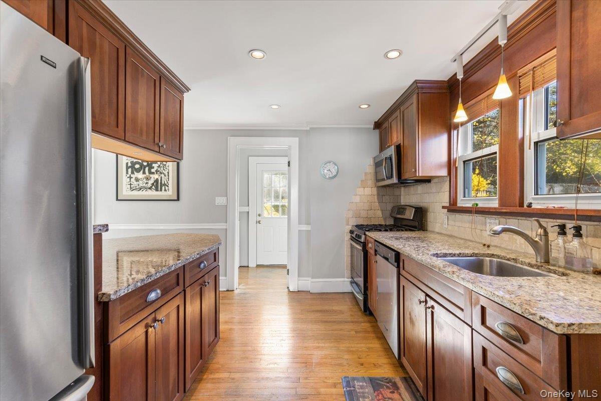 280 Knollwood Road White Plains, NY 10607 - Photo 19 of 36