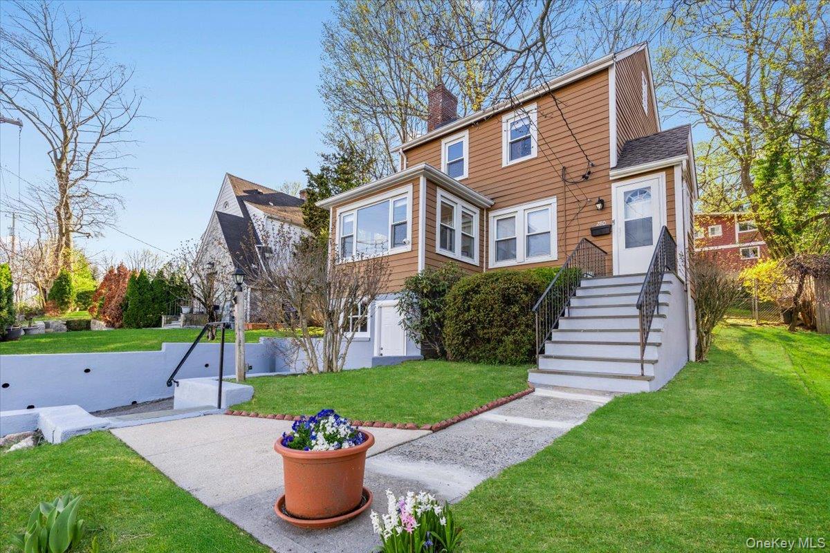 280 Knollwood Road White Plains, NY 10607 - Photo 3 of 36