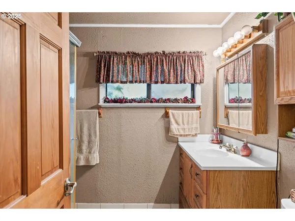 $249,000 | 5230 Azalea-Glen Road, Glendale, OR 97442