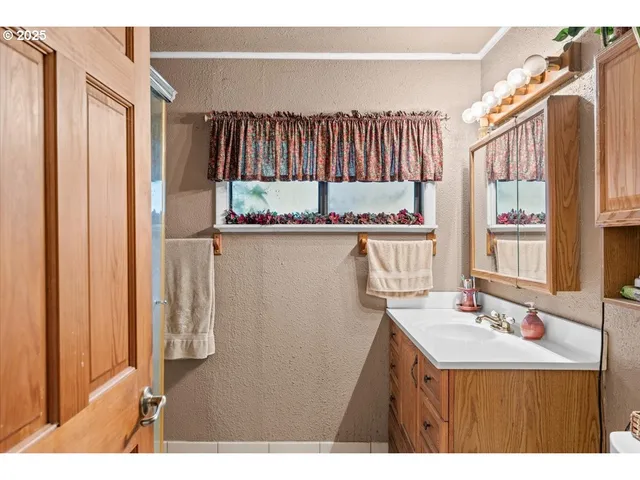 $250,000 | 5230 Azalea-Glen Road, Glendale, OR 97442