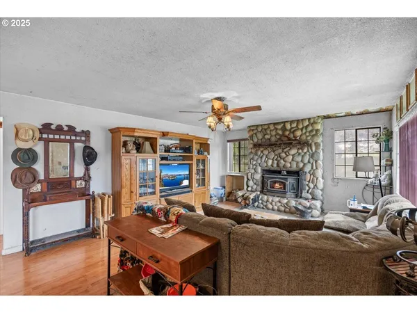 $249,000 | 5230 Azalea-Glen Road, Glendale, OR 97442