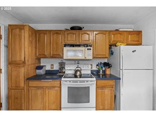 $249,000 | 5230 Azalea-Glen Road, Glendale, OR 97442