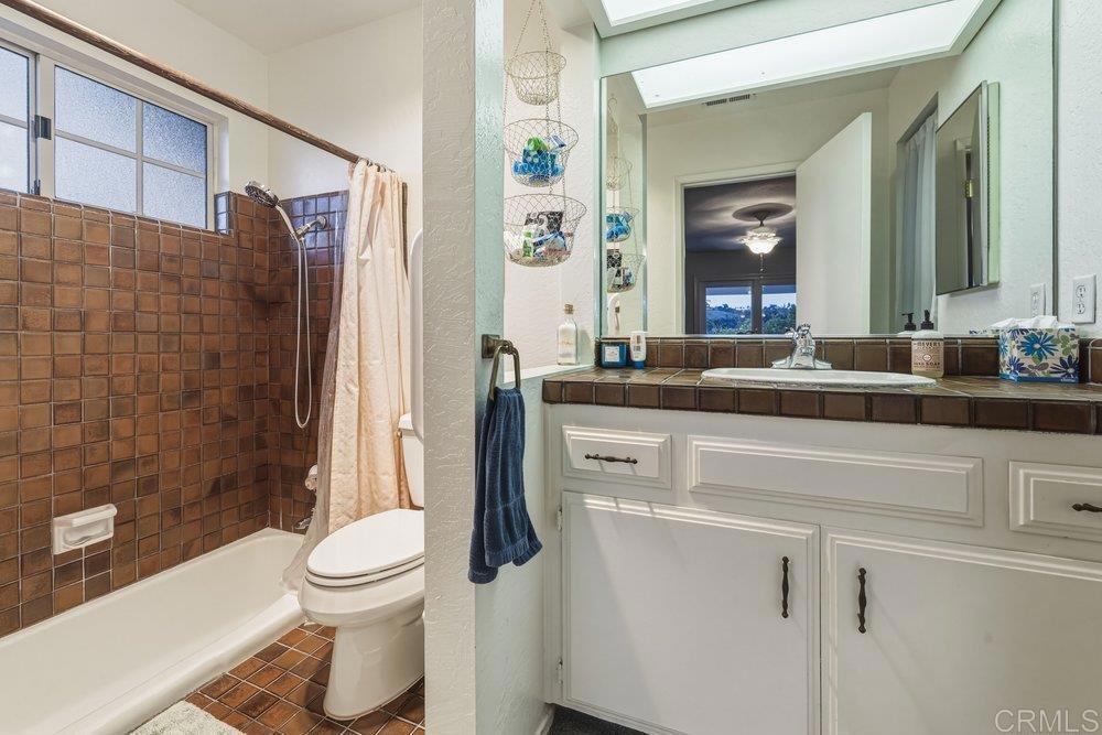 2073 Willow Glen Road Fallbrook, CA 92028 - Photo 7 of 34 Ensuite Bathroom